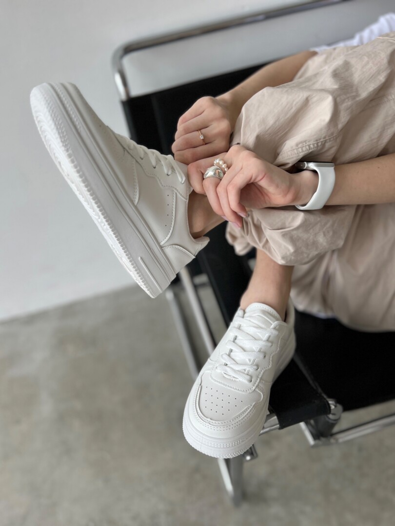 Кросівки базові білі