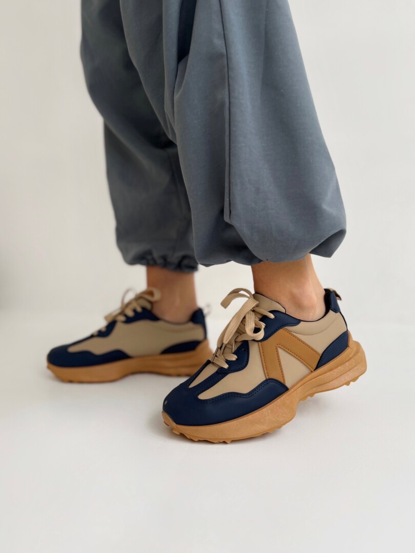 Кросівки в стилі бренду бежево-сині