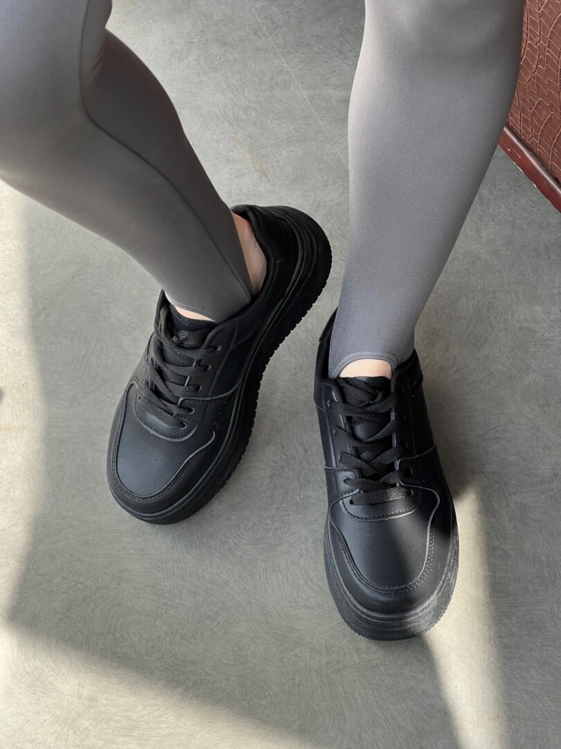 Кросівки в стилі бренду чорні