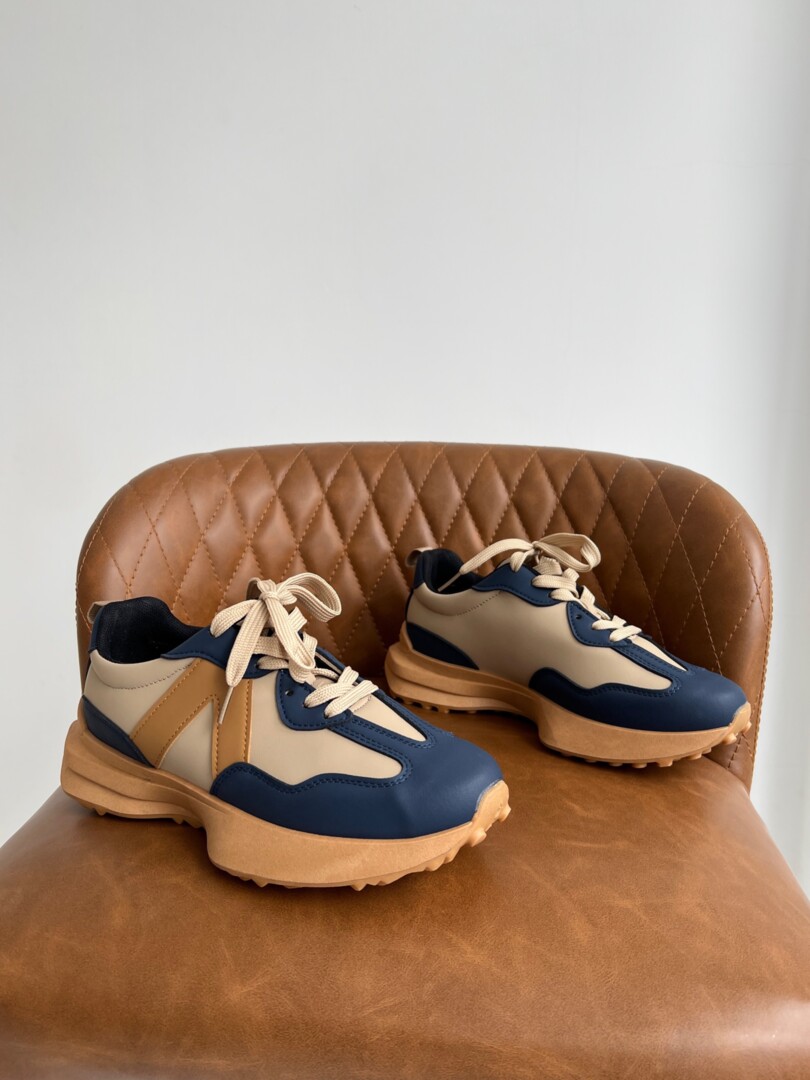 Кросівки в стилі бренду бежево-сині