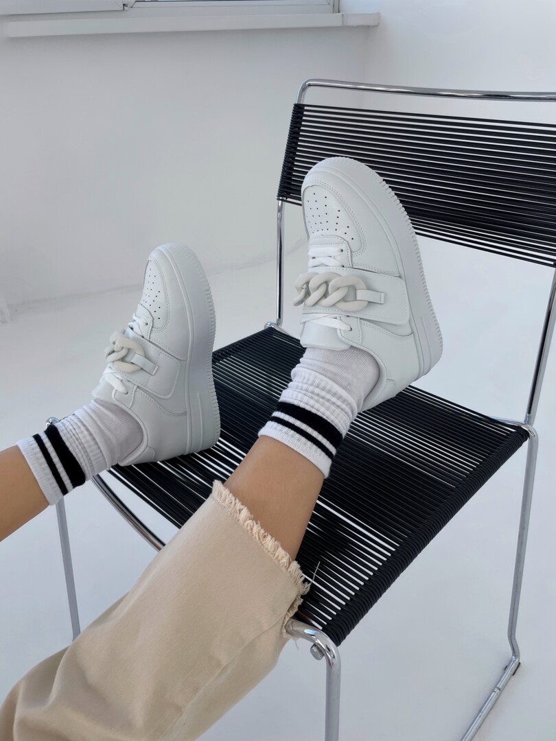 Кросівки білі з ланцюжком