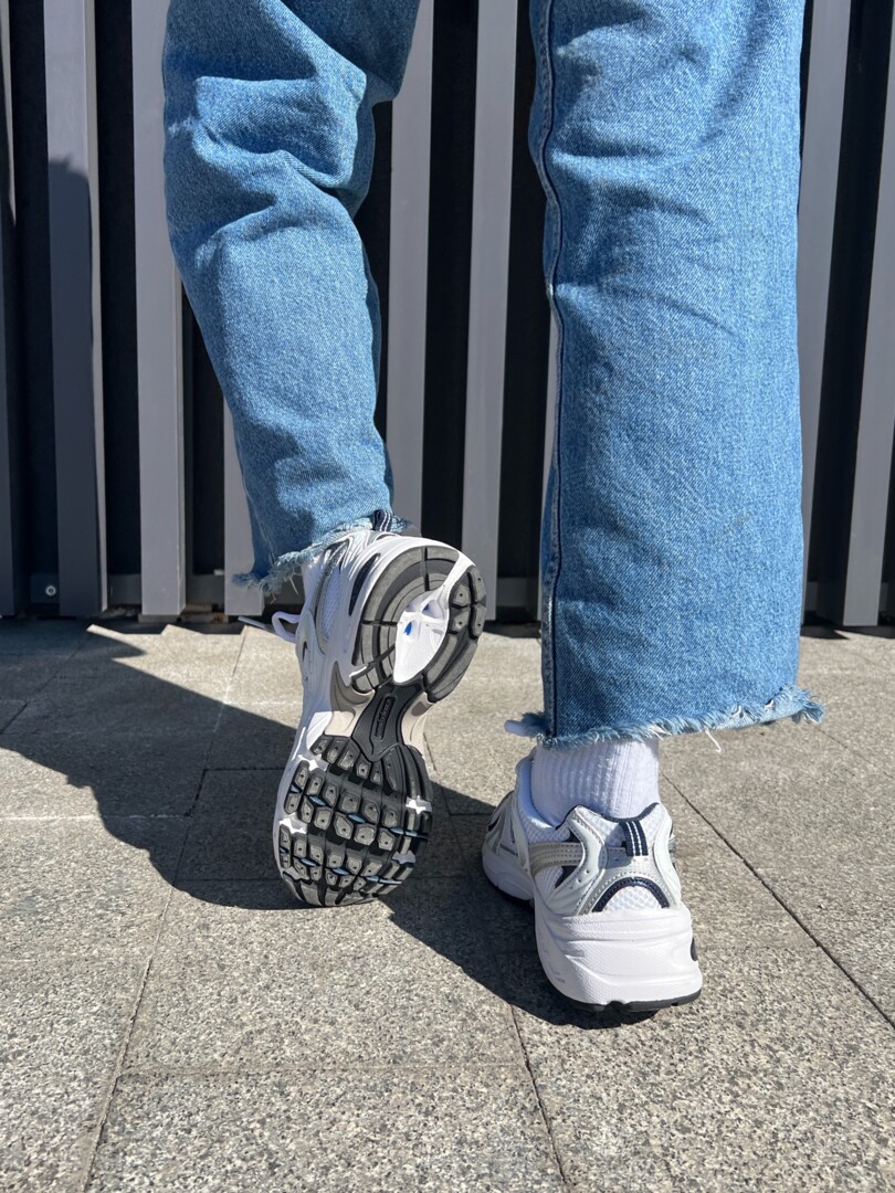 Кросівки в стилі бренду